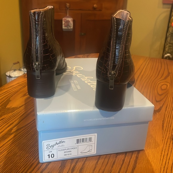 Gorgeous Seychelles leather brown crock booties 10M.Back zip.Like new condition. - Picture 2 of 5